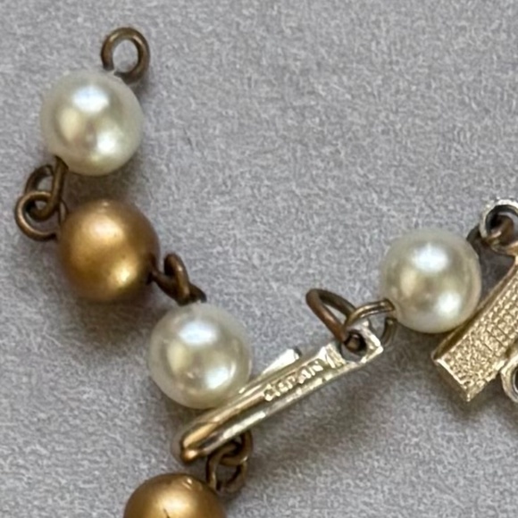 VINTAGE JAPAN Necklace Three Strand Graduated Faux Pearl Ivory Gold 13"-15" - Picture 4 of 10